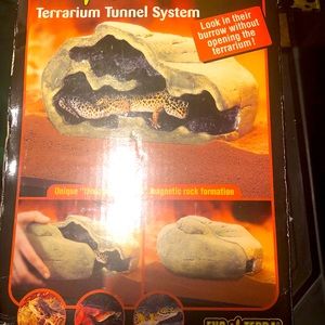 Lizard pet tunnel